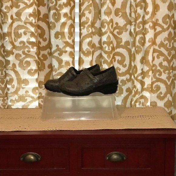 Born Clogs - Picture 2 of 3